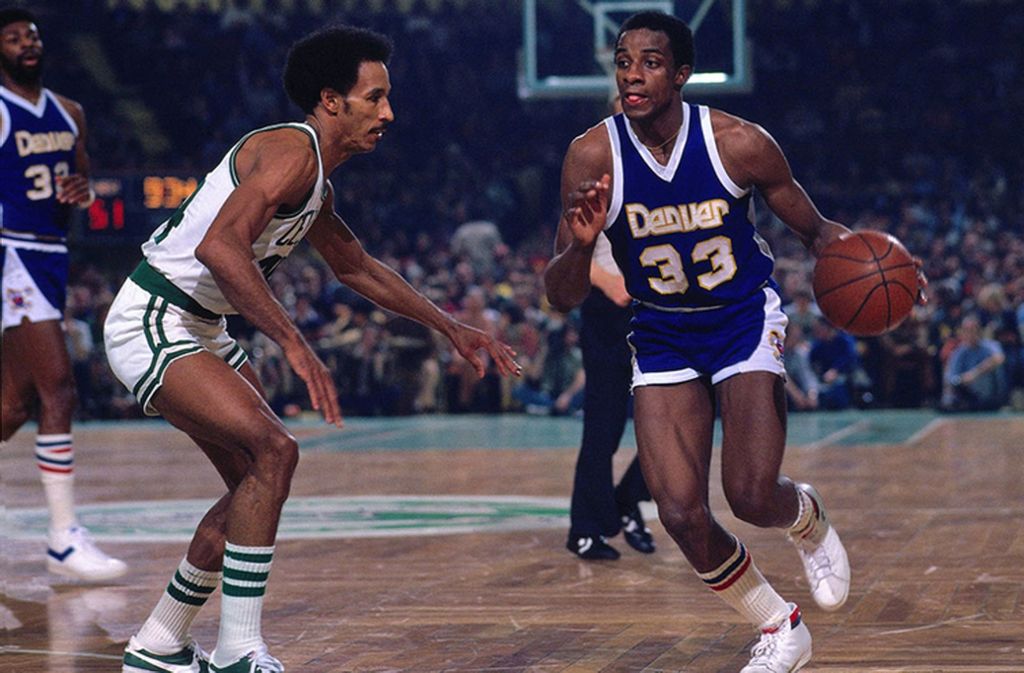 David Thompson (rechts) machte am 9. April 1978 73 Punkte im Trikot der Denver Nuggets. Heute ist er wie Chamberlain Mitglied der „Hall of Fame“ der NBA. Der Clou: Die Nuggets verloren die Partie mit 137:139 gegen die Detroit Pistons.