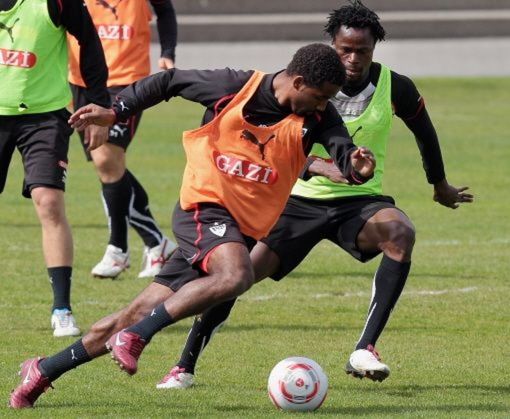 Cacau im Ballbesitz gegen Mamadou Bah (von links).