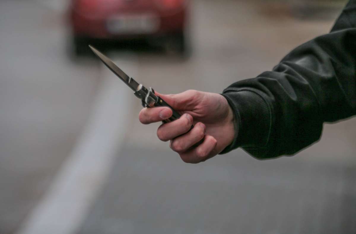Der 14-Jährige bedrohte sein Gegenüber mit einem Messer. (Symbolbild) Foto: IMAGO/Rolf Kremming
