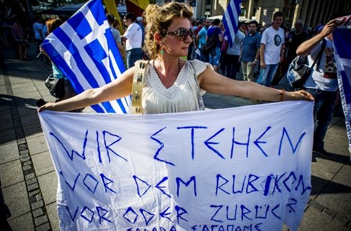 Auch in Stuttgart gehen Menschen für Griechenland auf die Straße – hier am Montag auf dem Schlossplatz. Foto: Lichtgut/Max Kovalenko