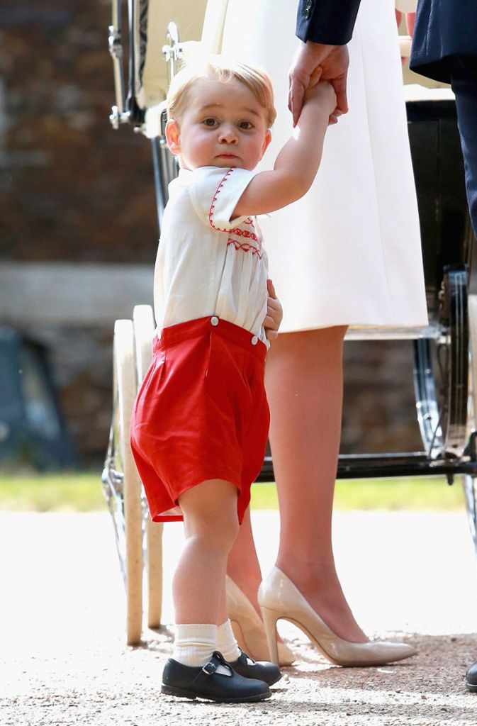 Auf dem Weg zur Taufe der kleinen Schwester Charlotte: Prinz George ging im Juli 2015 an der Hand seines Vaters Prinz William in Sandringham in die Kapelle.