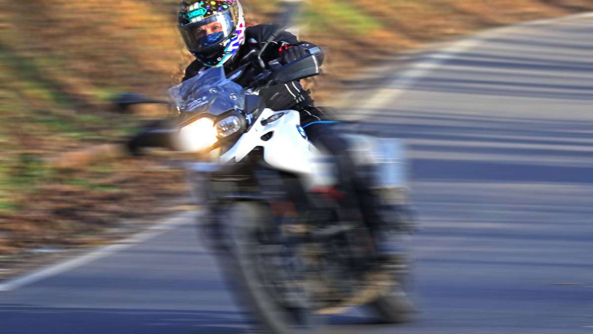 Über 200  Kilometer pro Stunde: Rasender Motorradfahrer entlarvt sich mit Helmkamera selbst