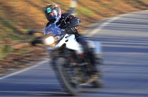 Rasender Motorradfahrer entlarvt sich mit Helmkamera selbst