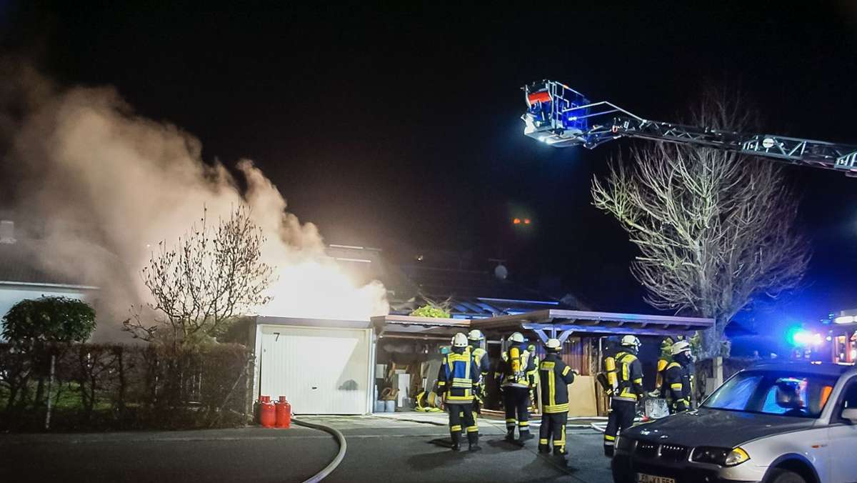 Feuerwehreinsatz in Oberstenfeld: Gartenhaus brennt, Ursache unklar