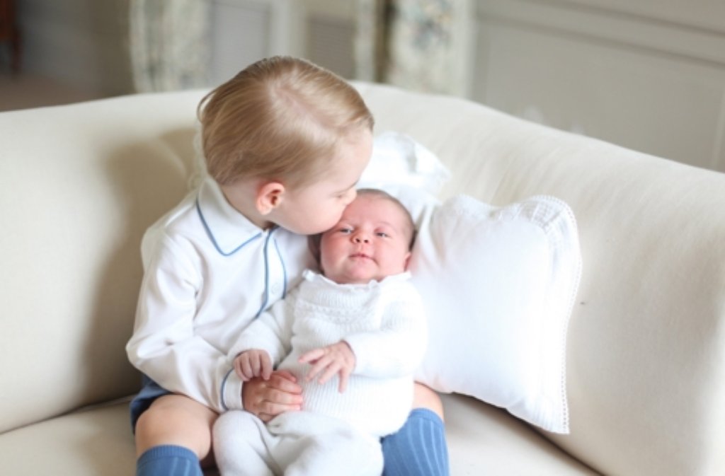 Ein Küsschen für sein Schwesterchen: Prinz George mit der kleinen Prinzessin Charlotte.