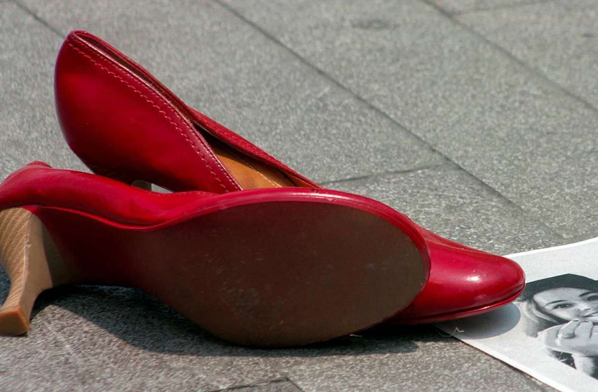 Etwa 20 Frauen wurden in Baden-Württemberg 2020 Opfer von Femiziden, mit roten Schuhen machen Frauen bei ihren Aktionen darauf aufmerksam (Symbolbild). Foto: imago/Xinhua