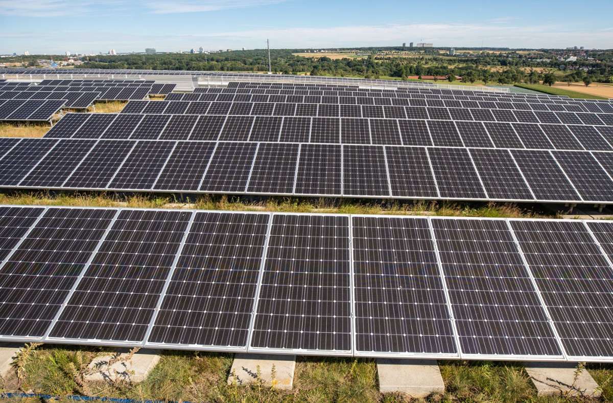 Vor allem auf dem Dach des Messeparkhauses über der Autobahn gewinnt die Flughafengesellschaft mit diesen Photovoltaikanlagen Ökostrom. Die gesamte Erzeugungsmenge am Flughafen soll im Rahmen des Klimaneutralität-Projektes etwa um das Zehnfache gesteigert werden.
