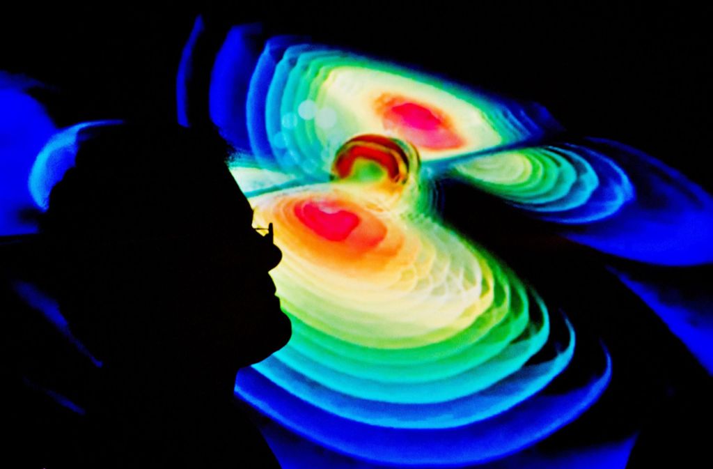 Der Schattenriss eines Wissenschaftlers ist auf einer Visualisierung von Gravitationswellen am Max-Planck-Institut für Gravitationsphysik (Albert Einstein Institut) in der Leibniz Universität in Hannover (Niedersachsen) zu sehen.