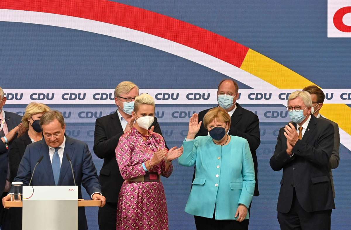 Silvia Breher auf der Bühne neben Kanzlerin Angela Merkel.