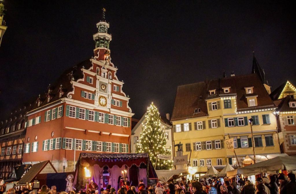 ... oder auch auf den Weihnachtsmärkten in der Region tun: Wie zum Beispiel auf dem Mittelalter-Weihnachtsmarkt in Esslingen.