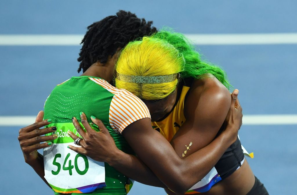 Jamaicas Läuferin Shelly-Ann Fraser-Pryce (r.) bricht nach dem 100-Meter-Halbfinale in Tränen aus.