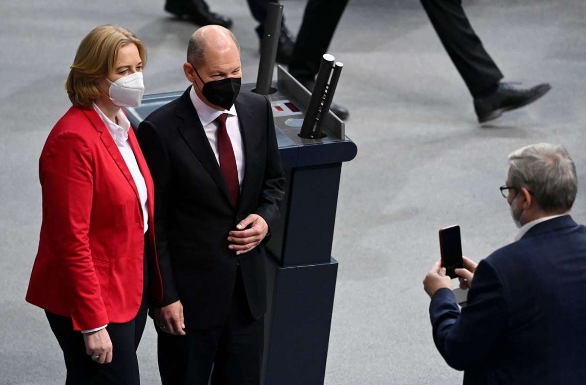 Der neue Bundeskanzler Olaf Scholz und die Bundestagspräsidentin Bärbel Bas