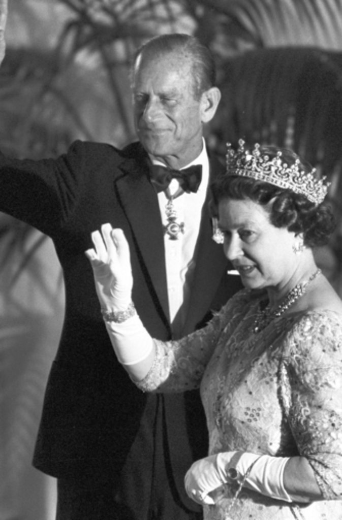 Gyles Brandreth, der Biograph des Prinzgemahls, formuliert es so: "Sie trägt die Krone, er hat die Hosen an."