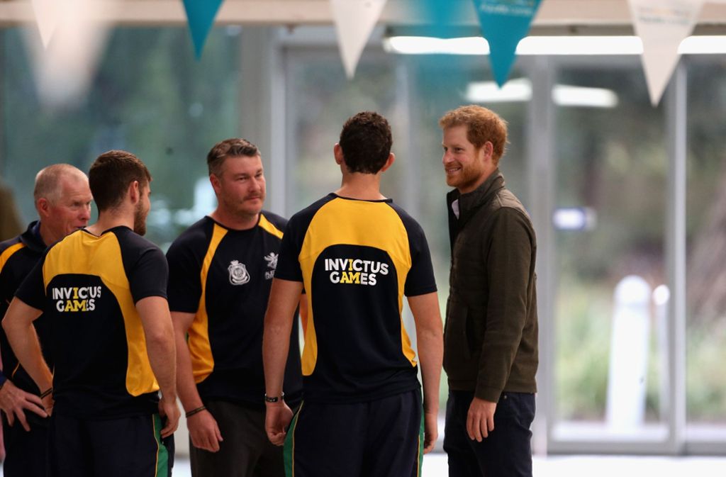Prinz Harry traf sich im Olympic Aquatic Centre mit Teilnehmern der Invictus Games.