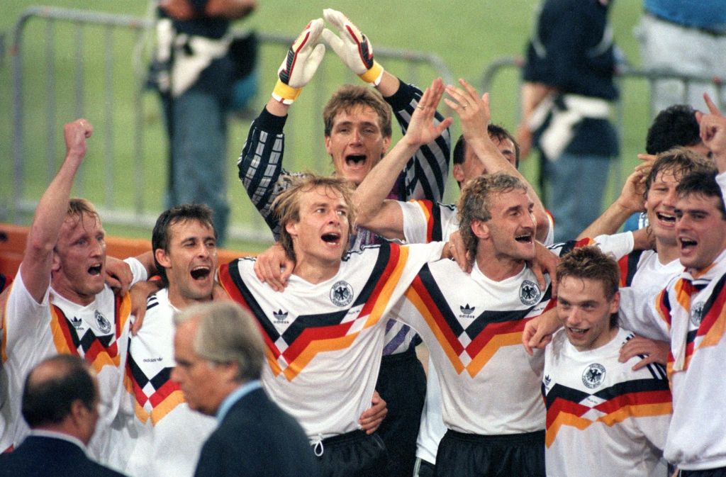 Thomas Berthold (ganz rechts) war 1990 beim Gewinn der Weltmeisterschaft in Italien dabei. 1993 bis 2000 war er beim VfB, seine Nationalmannschaftskarriere endete 1994.