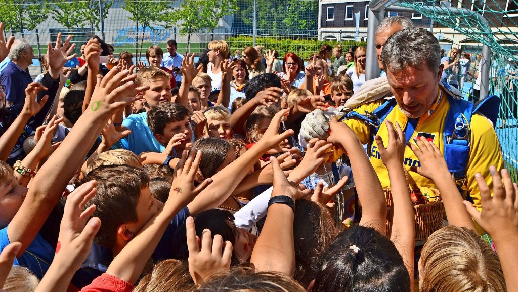 Merz-Schule im Stuttgarter Osten: Weltmeister bringt himmlischen Obstkorb