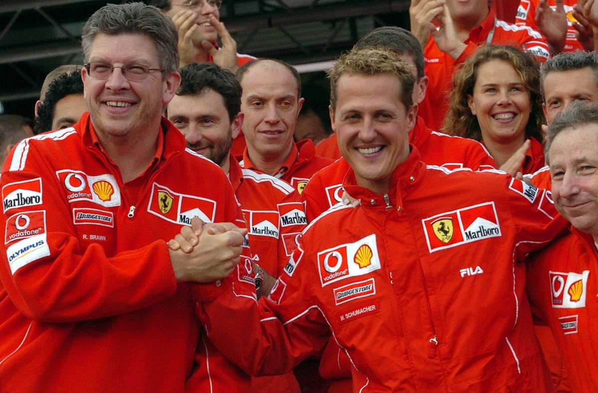DAS TEAM: Beide Rennfahrer prägten mit ihren Teams eine Ära: Michael Schumacher siegte im Ferrari die Konkurrenz zwischen 2000 und 2004 in Grund und Boden, Lewis Hamilton war im Silberpfeil eine Klasse für sich und sammelte von 2014 bis 2020 sechs WM-Trophäen. Für beide Dominanzen galt dieselbe Rezeptur: ein eingespieltes Team, in dem die Führungspersonen sich gegenseitig ergänzten und in dem die Elite der Ingenieure vor ihren Computern saß. Kontinuität ist Trumpf: Superhirn Ross Brawn begleitete Schumacher von dessen Formel-1-Anfängen bei Benetton 1991 bis zu seinem Abschied von Ferrari 2006. Jean Todt holte beide 1996 zu Ferrari und war dem Deutschen hernach ein väterlicher Freund.