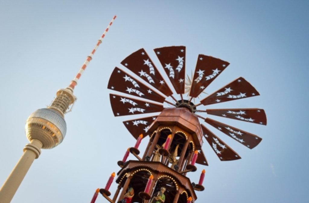 Seit dem 25. November hat in Berlin der Weihnachtsmarkt auf dem Alexanderplatz geöffnet. Im Hintergrund ist der Berliner Funkturm zu sehen.
