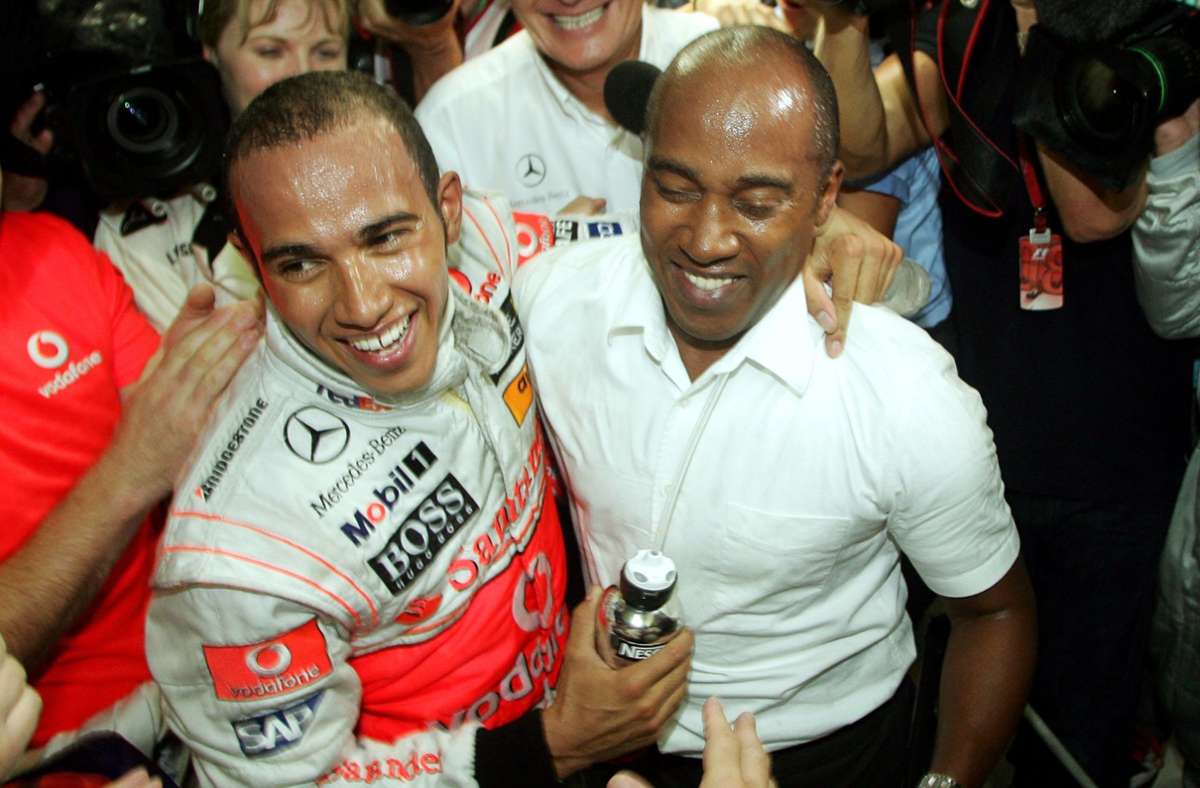 DIE FAMILIE: Die Eltern von Lewis Hamilton trennten sich, da war er erst zwei. Bis er zehn Jahre alt war, lebte Lewis bei seiner Mutter Carmen, danach beim Vater Anthony – weil der ihn dabei unterstützte, ein berühmter Rennfahrer zu werden. Anthony (64/re.) war lange die engste Bezugsperson, er wies Lewis den Weg, er managte ihn als Jungspund bis in die Formel 1, wo er 2007 bei McLaren-Mercedes anheuerte. Doch 2010 überwarfen sich Vater und Sohn, seitdem geht der Rennfahrer seinen Weg alleine, der Kontakt zu den Eltern ist vorhanden, wenn auch spärlich. Lewis Hamilton benötigt kein warmes familiäres Nest, er hat keine offizielle Partnerin, er genießt das Leben als Single.