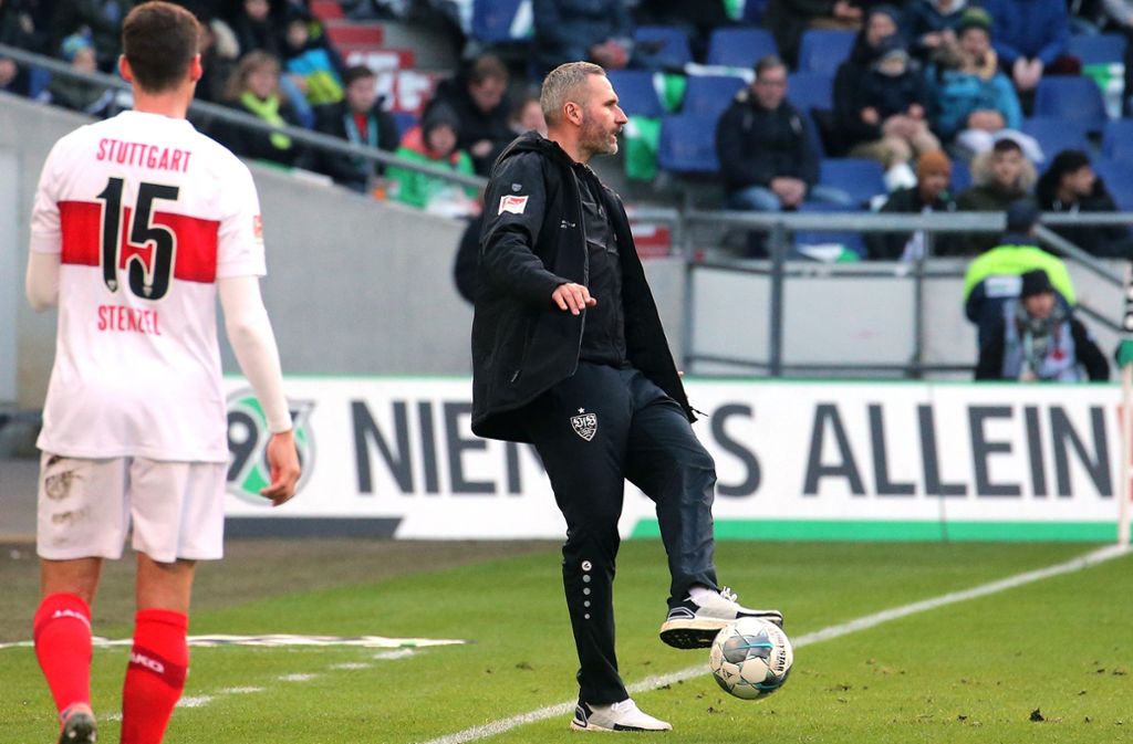 Tim Walter zeigt sich beim Spiel gegen Hannover 96 gewohnt aktiv an der Seitenlinie. Foto: Pressefoto Baumann/Julia Rahn