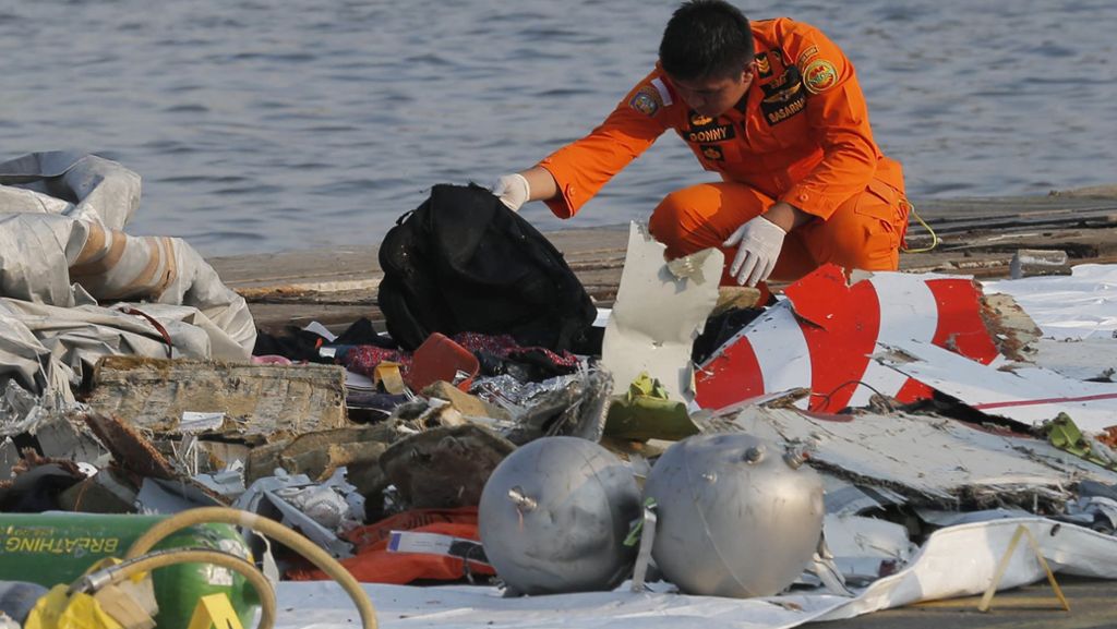Indonesien: Leichenteile nach Absturz von Flugzeug gefunden