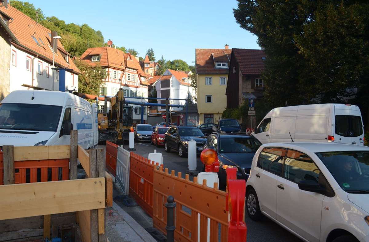Eine Weile konnte die Baustelle Geiselbachstraße noch einseitig befahren werden. Inzwischen geht es nur noch für Fußgänger und Fahrradfahrer weiter.