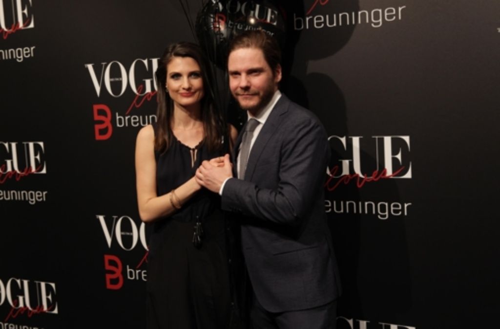 Schauspieler Daniel Brühl zeigte sich innig mit Freundin Felicitas Rombold auf dem Teppich.