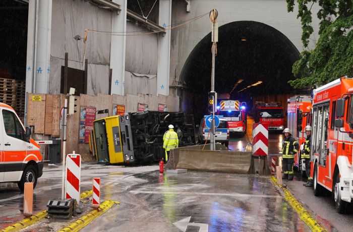 Abschleppwagen kippt um – Polizei sperrt Wagenburgtunnel