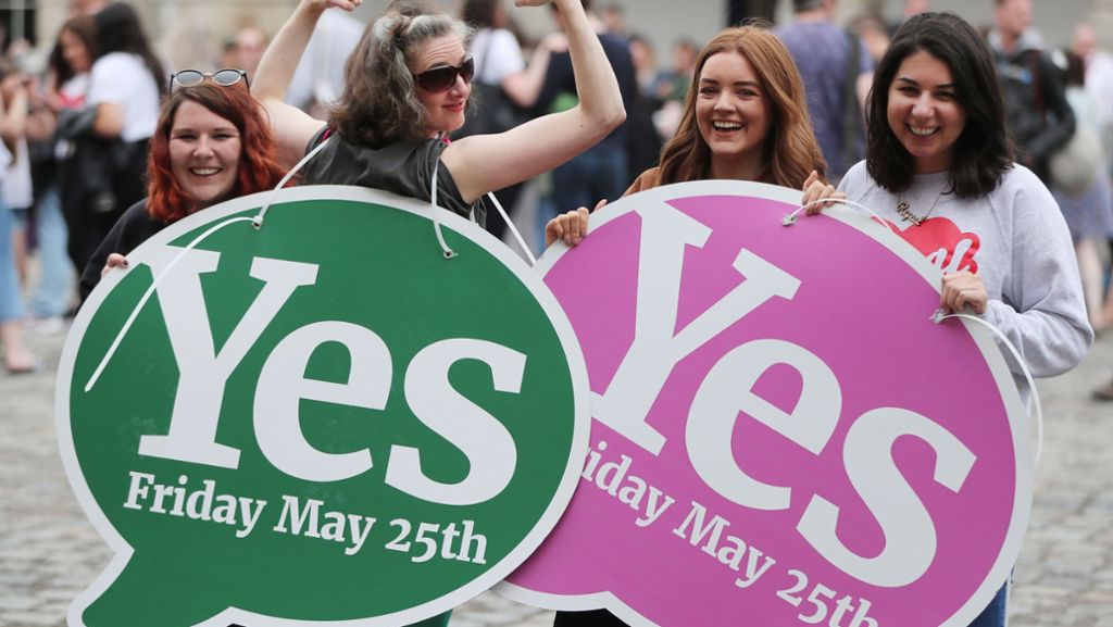  In Dublin jubeln, singen und tanzen Hunderte auf den Straßen, denn nach Jahrzehnten wird bald das strenge Abtreibungsrecht gelockert. Möglich macht es eine Volksabstimmung, die ein überraschend klares Ergebnis brachte 