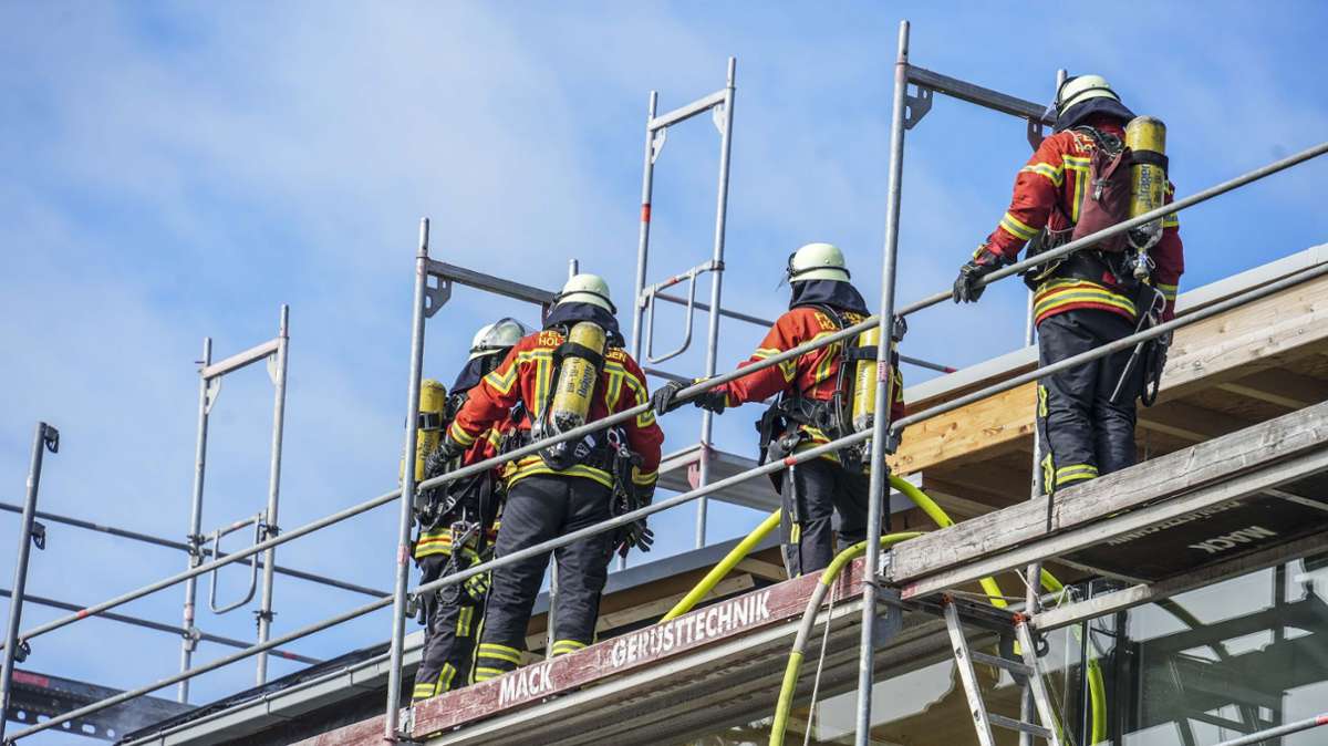 Feuerwehreinsatz an Holzgerlinger Rohbau wegen eines Brandes im Dachbereich.