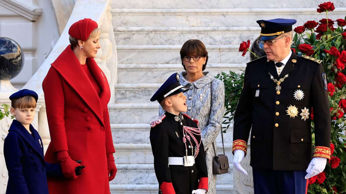 Fürstin Charlène und Prinzessin Gabriella trugen Mäntel und Baretts in Rot und Dunkelblau...