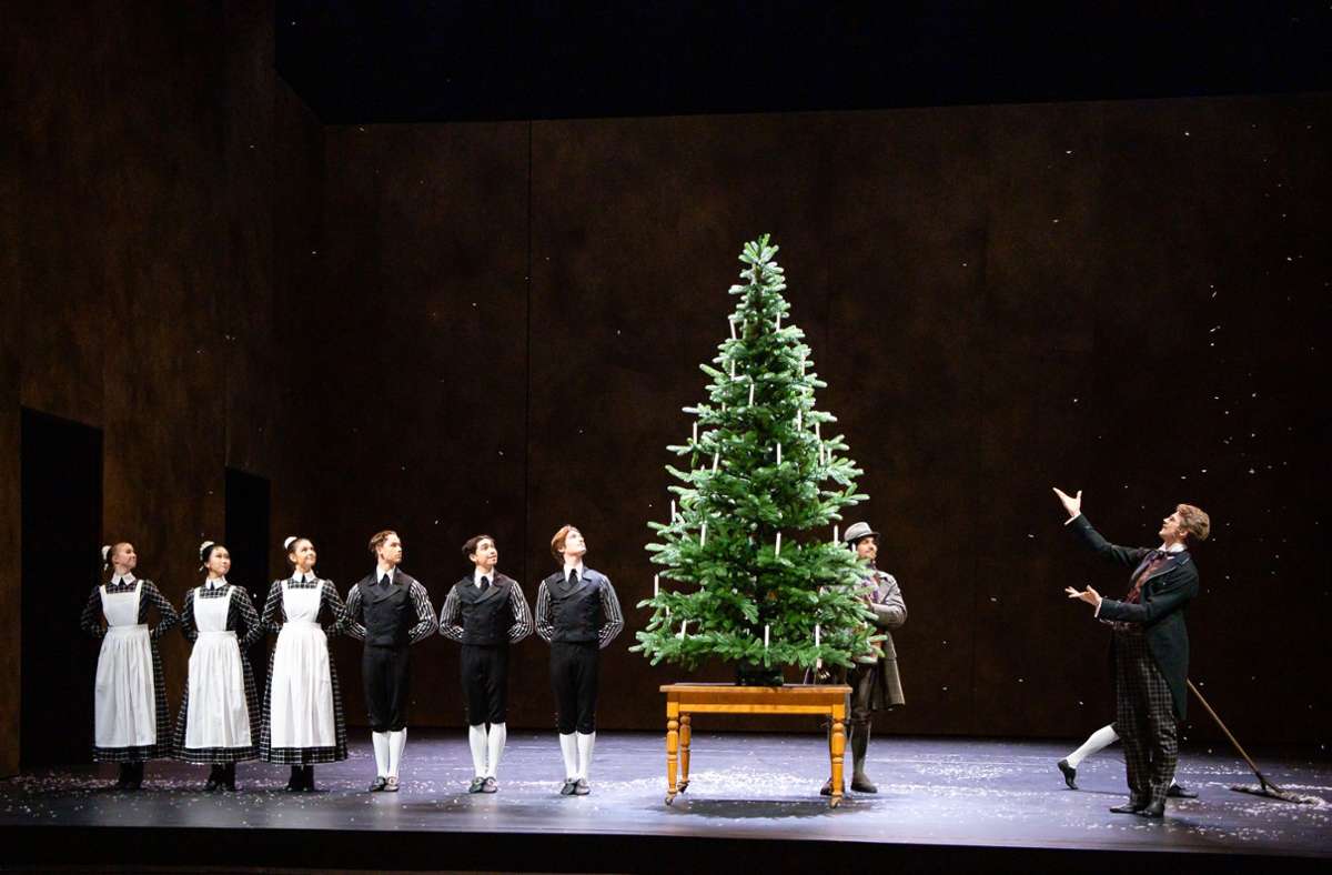 Was für ein schöner Baum! Weihnachtsabend im Hause Stahlbaum. Clemens Fröhlich (rechts) tanzt Claras Papa.