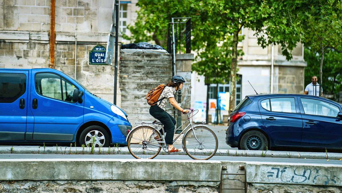  Autobauer in Frankreich müssen bald in der Werbung zu umweltfreundlichem Verhalten aufrufen. Die Maßnahme ist umstritten – und das ist nicht die einzige Änderung für französische Verbraucher. 