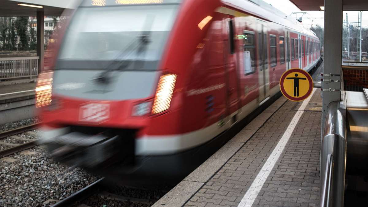 S-Bahn in Stuttgart-Bad Cannstatt: 31-Jähriger schlägt  Fahrgast eine blutende Nase