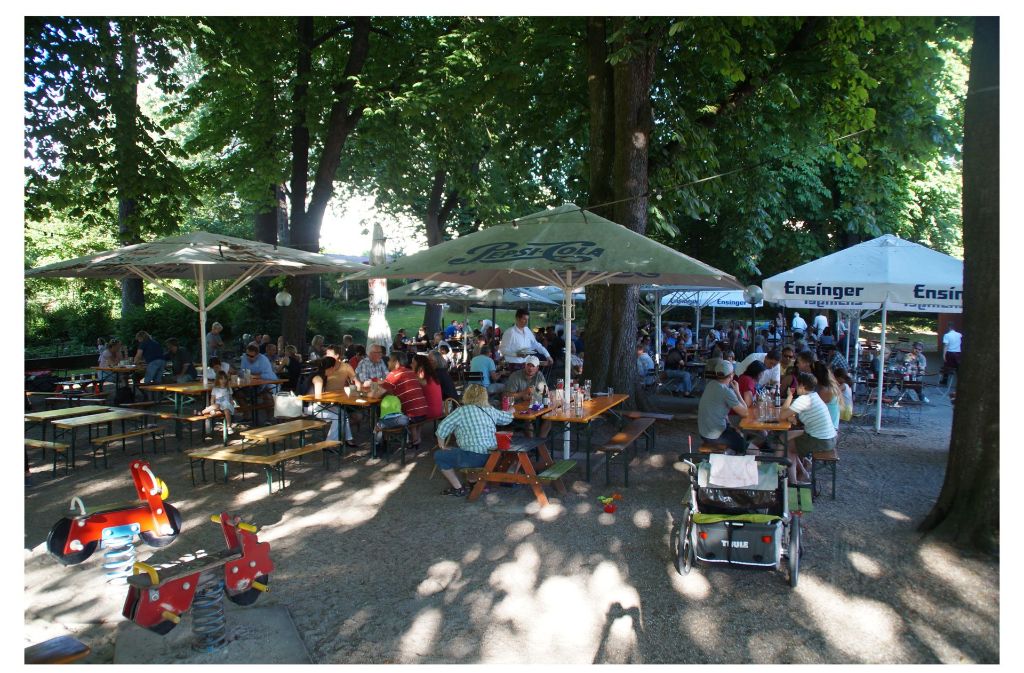 Der bekannte Badgarten am Blühenenden Barock ist immer gut gefüllt. Hier gibt es Balkan-Spezialitäten. Auf dem Kinderspielplatz tobt sich der Nachwuchs aus.
