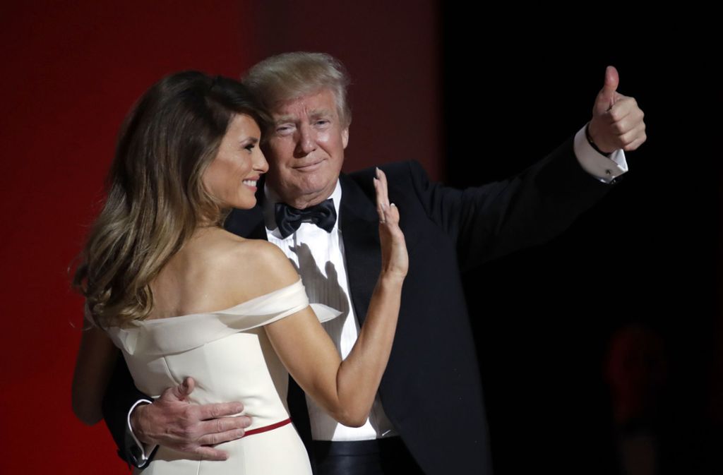 Das frischgebackene Präsidentenpaar tanzt durch die Nacht.