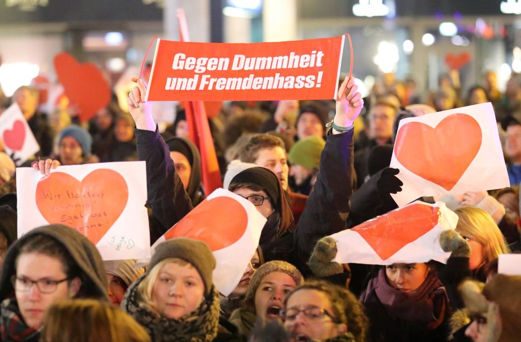 In Berlin haben circa 800 Menschen gegen einen NPD-Aufzug protestiert.