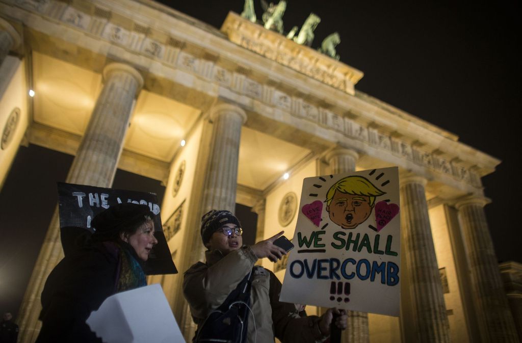 Auch vor dem Brandenburger Tor in Berlin hatten sich Demonstranten positioniert.