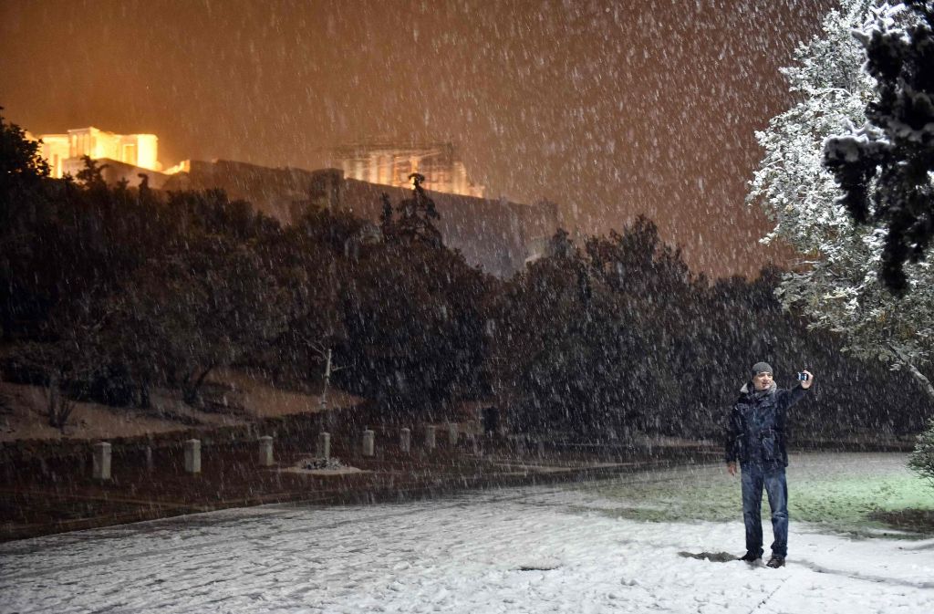 Auf der Akropolis hat es heftig geschneit. Foto: AFP