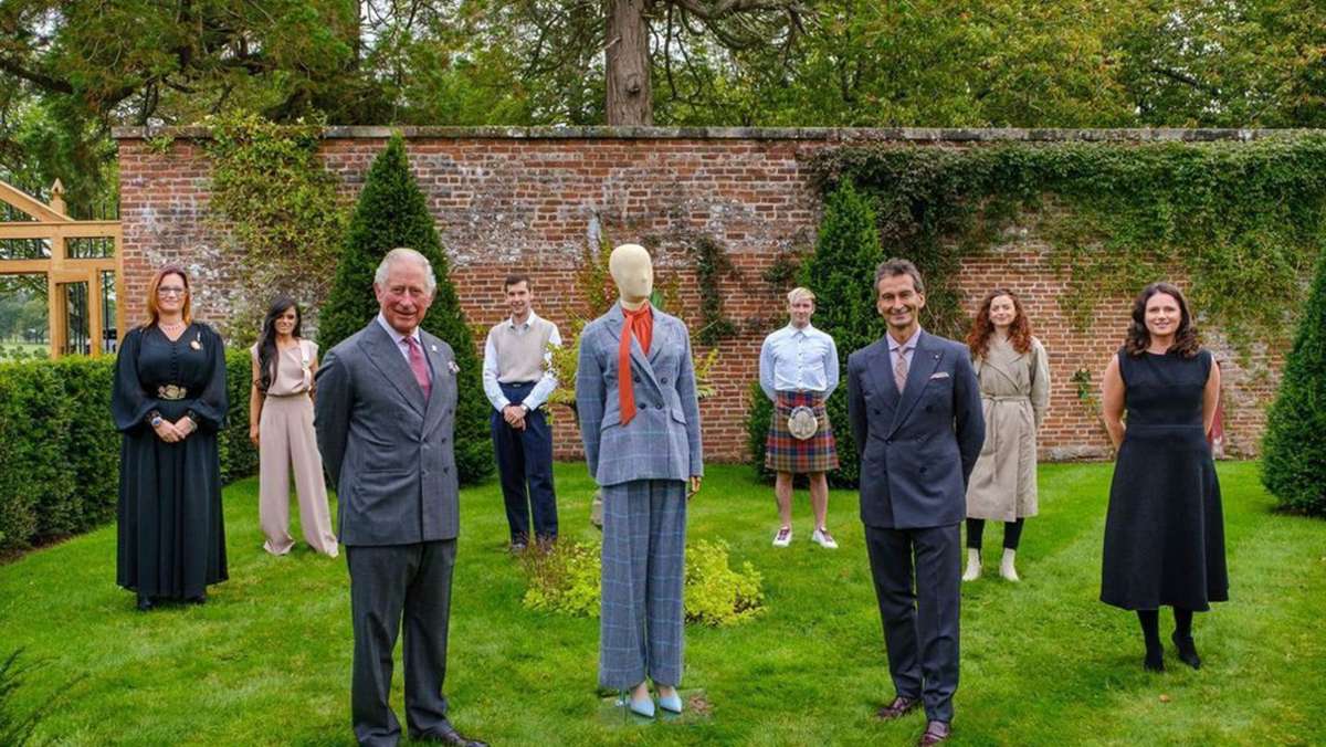  Schon lange setzt sich Prinz Charles für Nachhaltigkeit ein. Jetzt macht der 71-Jährige einen Schritt in Richtung Mode und stellt eine nachhaltige Bekleidungskollektion vor. 