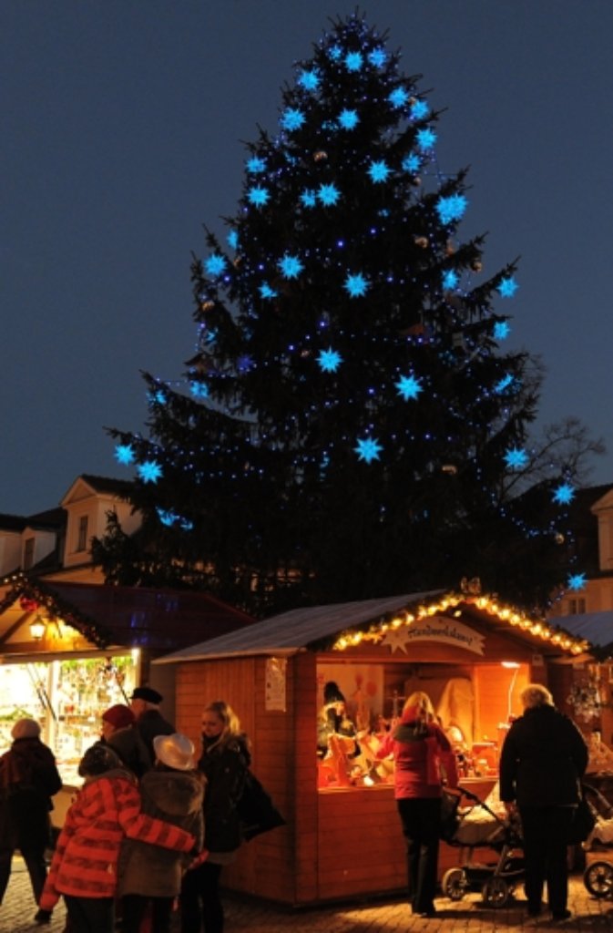 Blaue Sterne leuchten in Potsdam (Brandenburg) am Baum auf dem Weihnachtsmarkt. Mit der 14 Meter hohen Weißtanne hat der traditionelle Markt in der City erstmals seit Jahren wieder einen richtigen Baum. Der Weihnachtsmarkt "Blauer Lichterglanz" hat bis zum 29.12. geöffnet.