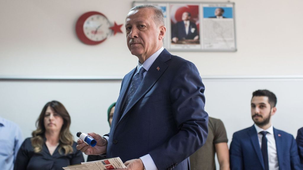 Wahl in der Türkei: Erdogan und AKP führen nach ersten Teilergebnissen