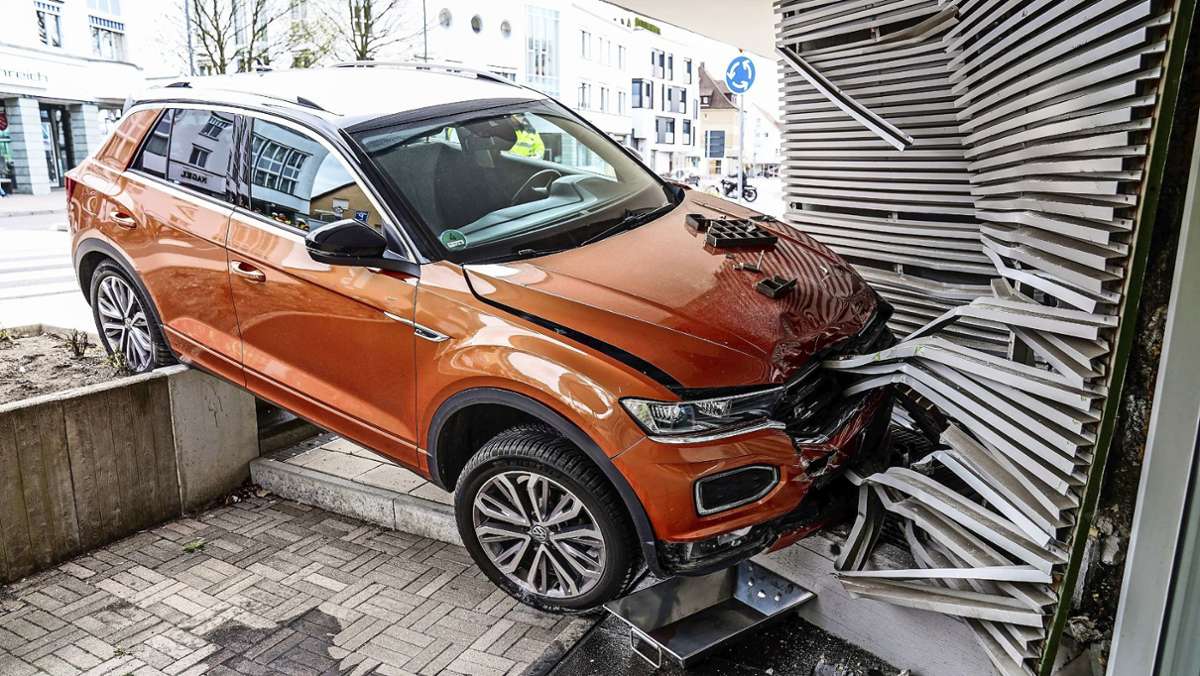 Unfall in Ostfildern: Auto fährt gegen Fensterfront
