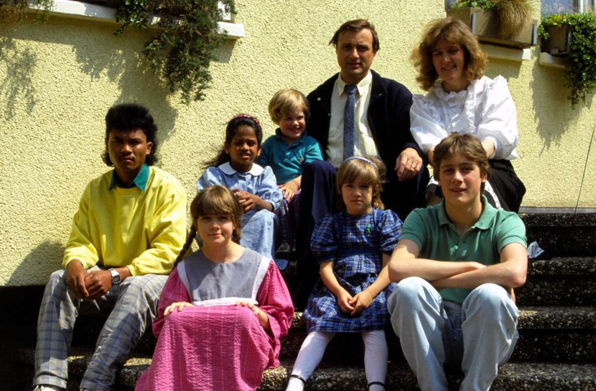Vath (links) mit seinen Pflegeeltern Martin und Dora Schultheiß und seinen fünf Pflegegeschwistern 1986 in Großbottwar
