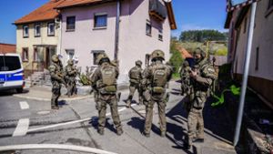 SEK-Einsatzkräfte riegeln Stadtteil ab – Beamter durch Schuss verletzt