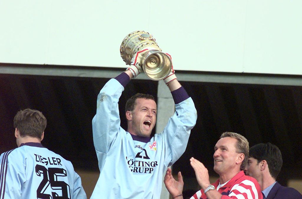 Franz Wohlfahrt holt 1997 mit einem 2:0-Finalsieg über Energie Cottbus den DFB-Pokal.