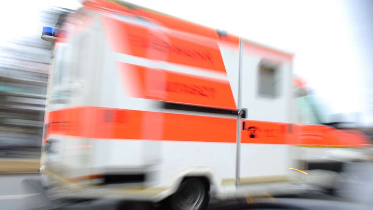 Glätteunfall in Stuttgart-Hohenheim: 82-jährige Fahrerin aus brennendem Auto gerettet