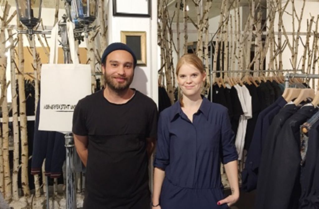 Oguzhan Deniz und Sarah Kürten haben das Label "Wiederbelebt" gegründet. In ihrem Ladenatelier im Leonhardsviertel entwerfen sie aus Stoffresten neue Kollektionen.