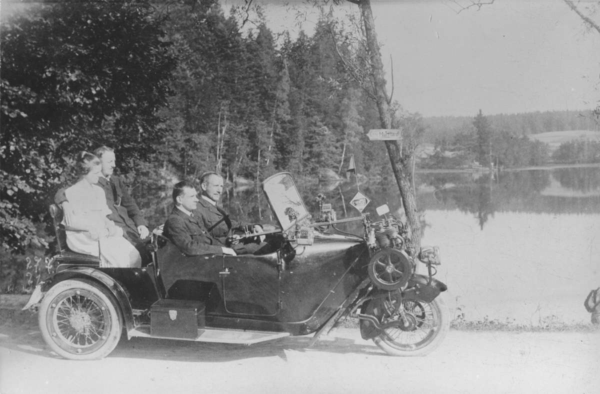 Friedrich Weber scheint von seinem Automobil sehr fasziniert gewesen zu sein – zumindest gibt es mehrere Familienfotos mit Auto.