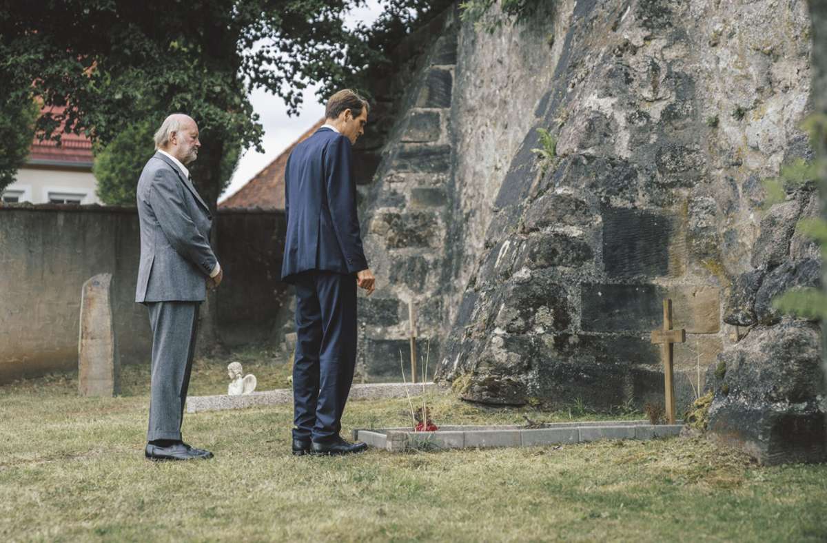 Felix Voss (Fabian Hinrichs, rechts) lässt sich von Küster Manfred Schmid (George Meyer-Goll) zeigen, wo Toni, seine Freundin aus Studientagen, begraben liegt.